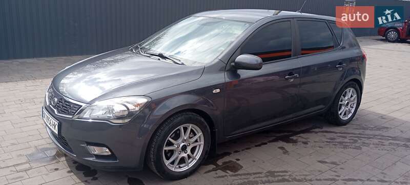 Хэтчбек Kia Ceed 2010 в 