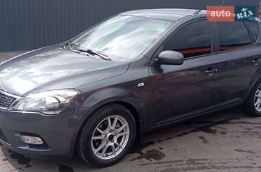Хэтчбек Kia Ceed 2010 в 