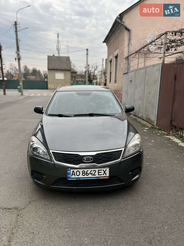 Хэтчбек Kia Ceed 2010 в Мукачево