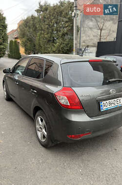 Хэтчбек Kia Ceed 2010 в 