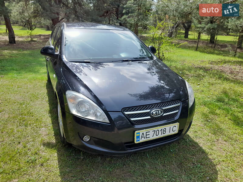 Хэтчбек Kia Ceed 2007 в 