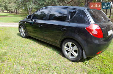 Хэтчбек Kia Ceed 2007 в 