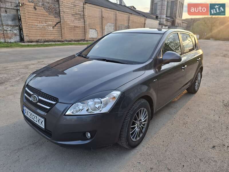 Хэтчбек Kia Ceed 2008 в 
