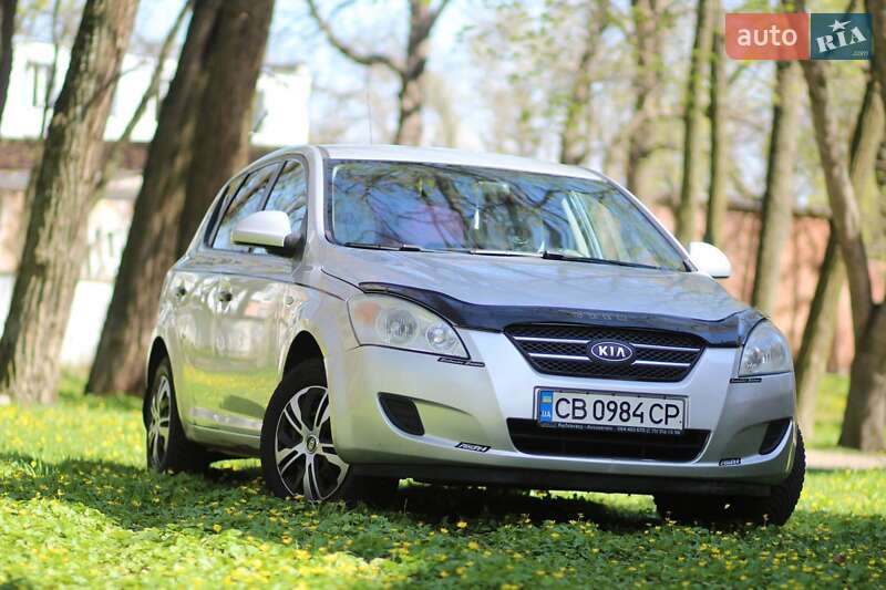 Хэтчбек Kia Ceed 2008 в 