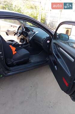 Хэтчбек Kia Ceed 2010 в 