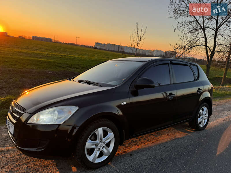 Хетчбек Kia Ceed 2008 в 