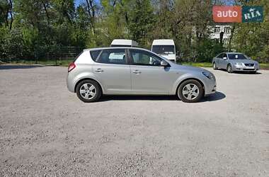 Хетчбек Kia Ceed 2010 в 