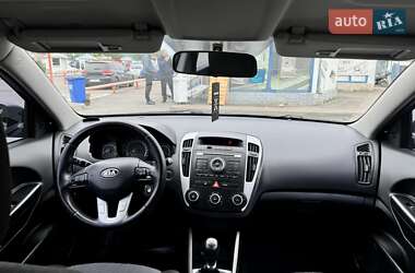 Хэтчбек Kia Ceed 2011 в 