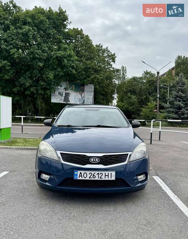 Хэтчбек Kia Ceed 2011 в Мукачево