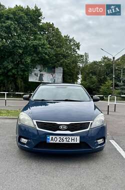 Хэтчбек Kia Ceed 2011 в 