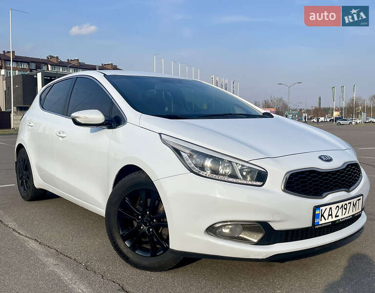 Хэтчбек Kia Ceed 2012 в 