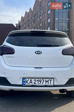 Хэтчбек Kia Ceed 2012 в 