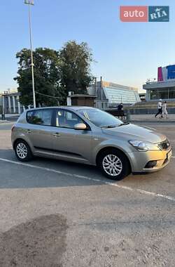 Хэтчбек Kia Ceed 2010 в 