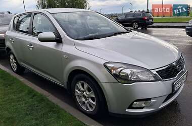 Хетчбек Kia Ceed 2010 в 
