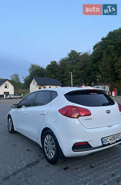 Хэтчбек Kia Ceed 2012 в 