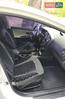 Хэтчбек Kia Ceed 2013 в 