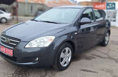 Хэтчбек Kia Ceed 2009 в 