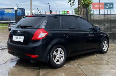 Хэтчбек Kia Ceed 2011 в 
