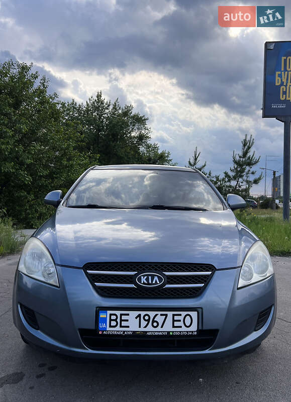 Хэтчбек Kia Ceed 2008 в 