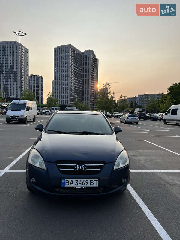 Хэтчбек Kia Ceed 2008 в 