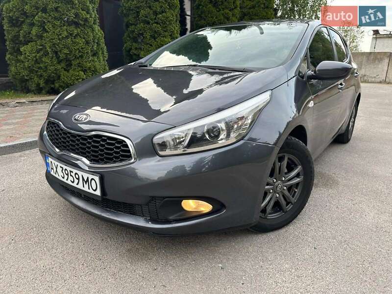 Хэтчбек Kia Ceed 2012 в 