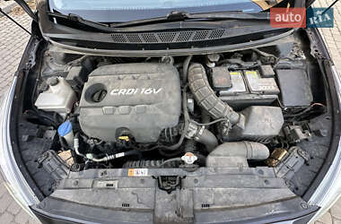 Хэтчбек Kia Ceed 2013 в 