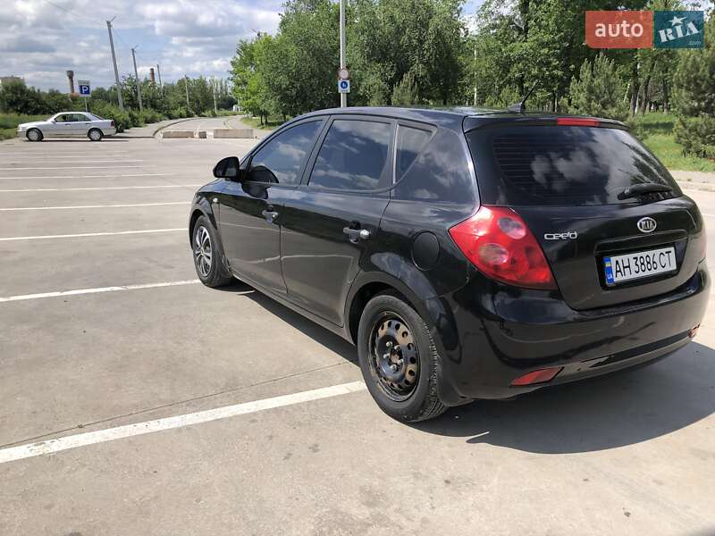 Хэтчбек Kia Ceed 2008 в Синельниково