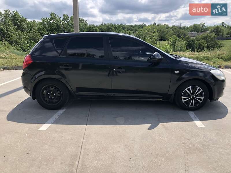 Хэтчбек Kia Ceed 2008 в Синельниково