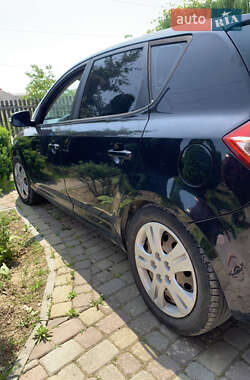 Хэтчбек Kia Ceed 2009 в 