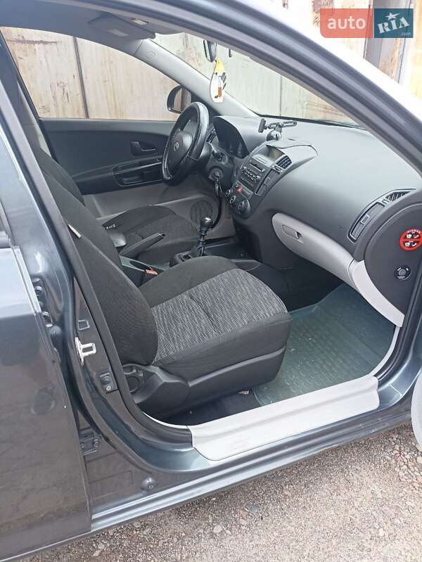 Хэтчбек Kia Ceed 2008 в Киеве