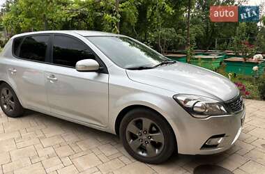 Хэтчбек Kia Ceed 2011 в 