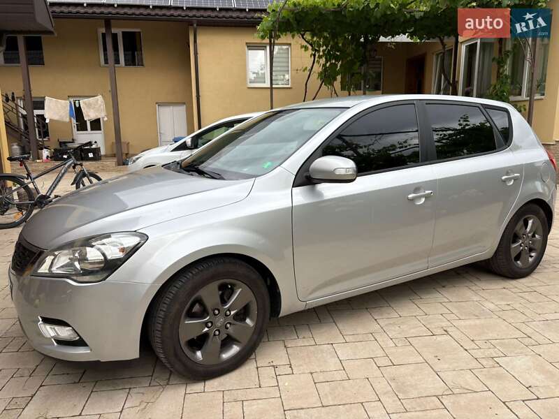 Хэтчбек Kia Ceed 2011 в 