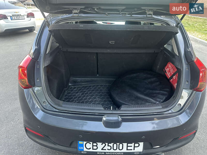 Хэтчбек Kia Ceed 2012 в Чернигове