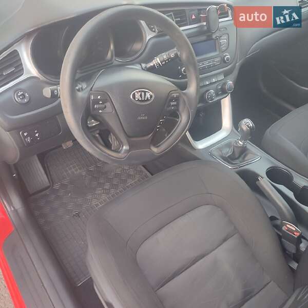 Хэтчбек Kia Ceed 2015 в Ужгороде