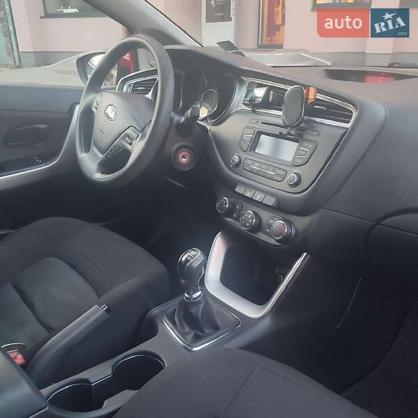 Хэтчбек Kia Ceed 2015 в Ужгороде
