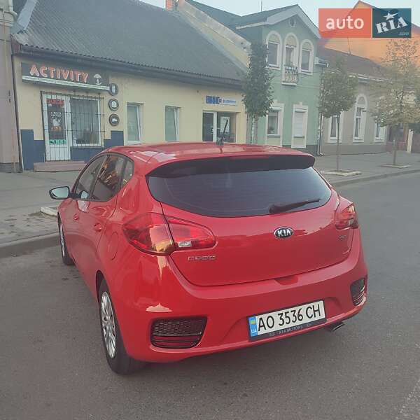 Хэтчбек Kia Ceed 2015 в Ужгороде