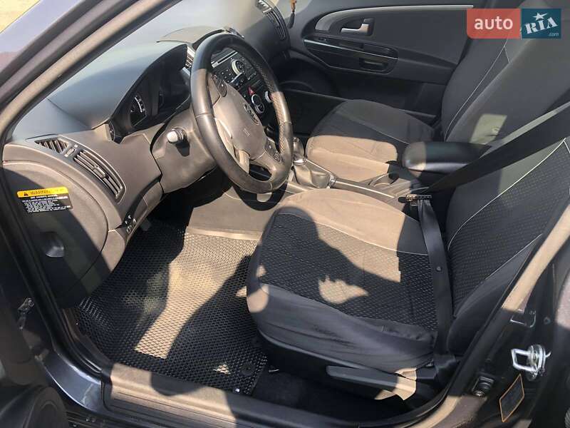 Хэтчбек Kia Ceed 2011 в Кролевце