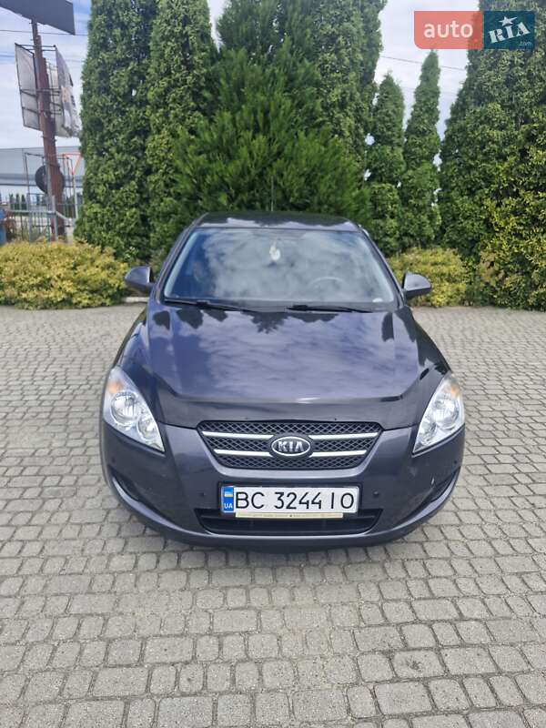 Хэтчбек Kia Ceed 2009 в 