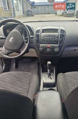 Хэтчбек Kia Ceed 2009 в 