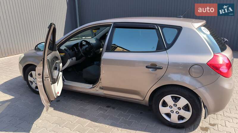 Хэтчбек Kia Ceed 2008 в Каменском
