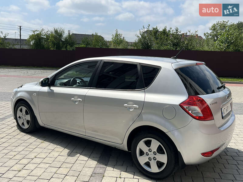 Хэтчбек Kia Ceed 2010 в Ивано-Франковске