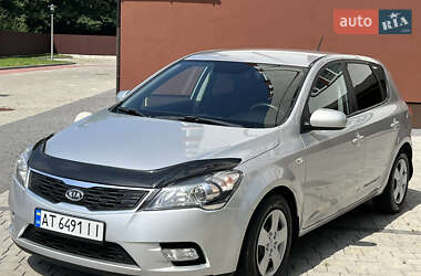 Хэтчбек Kia Ceed 2010 в 