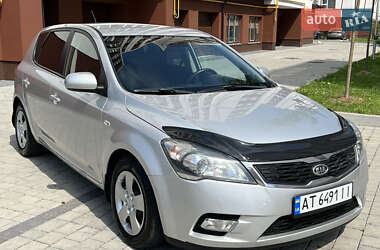 Хэтчбек Kia Ceed 2010 в 