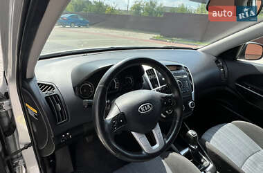 Хэтчбек Kia Ceed 2010 в 