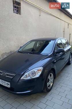 Хэтчбек Kia Ceed 2008 в 