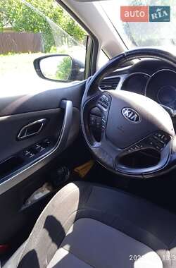 Хэтчбек Kia Ceed 2012 в 
