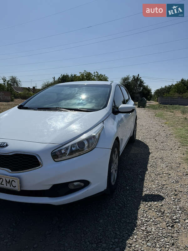 Хетчбек Kia Ceed 2012 в Дніпрі