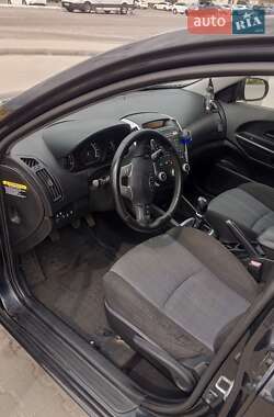 Хэтчбек Kia Ceed 2011 в 