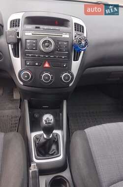 Хэтчбек Kia Ceed 2011 в 