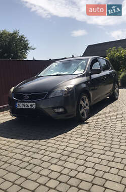 Хэтчбек Kia Ceed 2009 в 